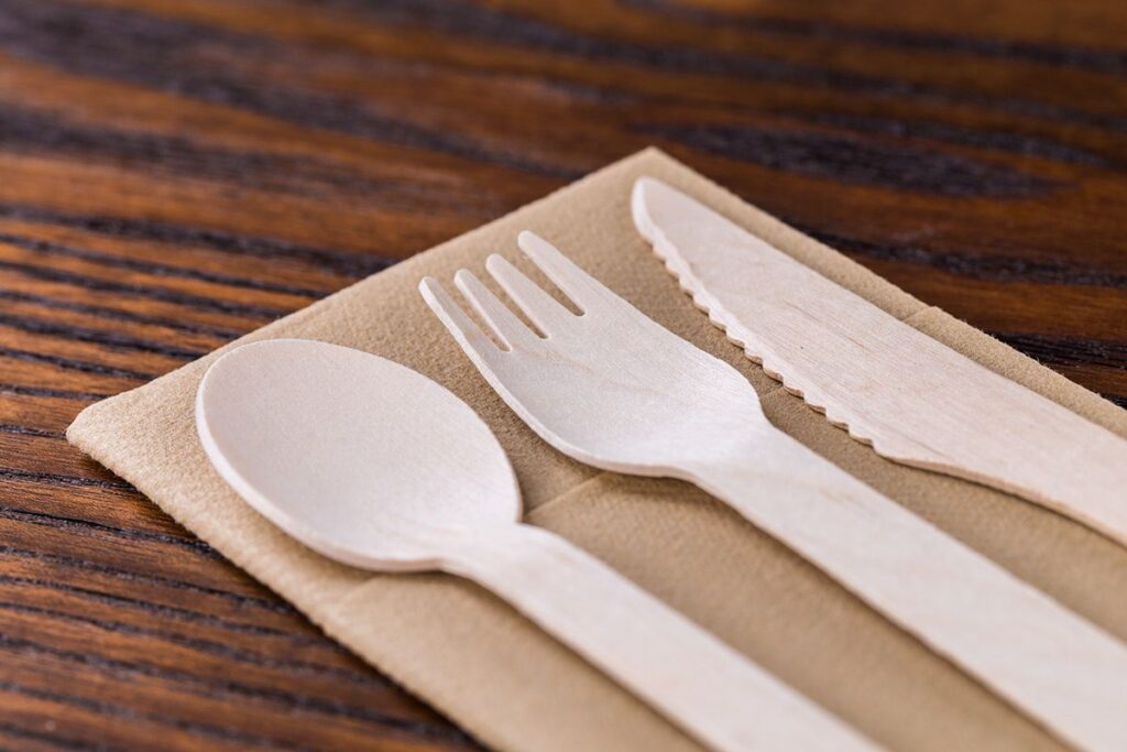 Disposable wooden cutlery set wrapped in kraft paper – eco-friendly utensils